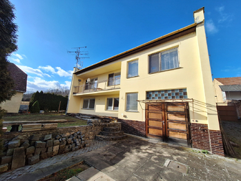 Pohled na dům ze zahrady - Prodej domu 140 m², Hostěrádky-Rešov 