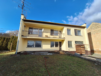 Pohled na dům ze zahrady - Prodej domu 140 m², Hostěrádky-Rešov
