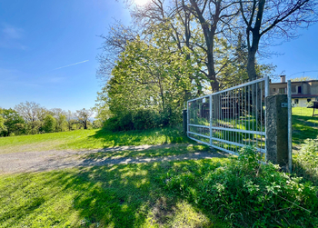 vstupní brána č. 1 - Prodej domu 450 m², Hrob