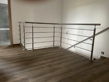 dokončené podlahy, zábradlí - Pronájem domu 135 m², Otovice