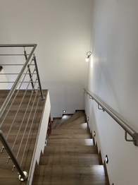 dokončené schodiště s osvětlením - Pronájem domu 135 m², Otovice