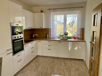 Vybsvená kuchyně - Prodej domu 132 m², Ondřejov
