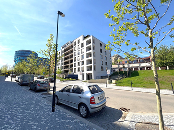 Venkovní pohled na dům - Pronájem bytu 1+kk v osobním vlastnictví 36 m², Praha 5 - Jinonice