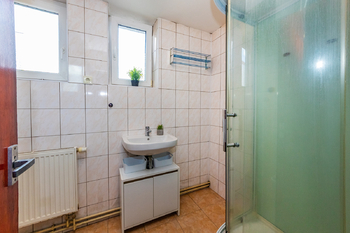 Bytový dům Mokrovraty_kouBytový dům Mokrovraty_koupelna - Prodej domu 290 m², Mokrovraty