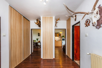 Bytový dům Mokrovraty_chodba - Prodej domu 290 m², Mokrovraty