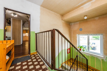Bytový dům Mokrovraty_chodba domu - Prodej domu 290 m², Mokrovraty
