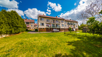 Bytový dům Mokrovraty_pohled ze zahrady - Prodej domu 290 m², Mokrovraty