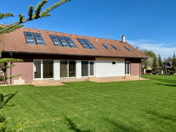 Prostorný a světlý RD Praha východ - Prodej domu 200 m², Pětihosty