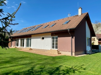 Prostorný a světlý RD Praha východ - Prodej domu 200 m², Pětihosty