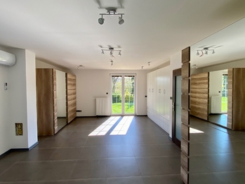 Prostorný a světlý RD Praha východ - Prodej domu 200 m², Pětihosty