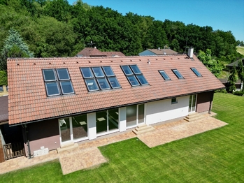 Prostorný a světlý RD Praha východ - Prodej domu 200 m², Pětihosty