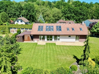 Prostorný a světlý RD Praha východ - Prodej domu 200 m², Pětihosty