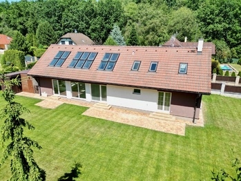 Prostorný a světlý RD Praha východ - Prodej domu 200 m², Pětihosty