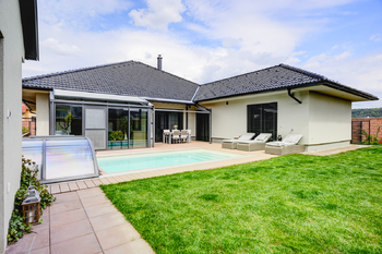 Pohled ze zahrady - Prodej domu 297 m², Kuřim