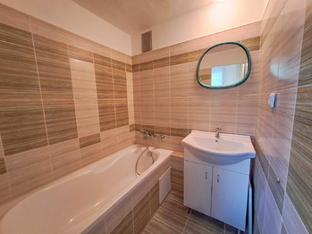 koupelna - Pronájem bytu 3+1 v osobním vlastnictví 83 m², Třeboň