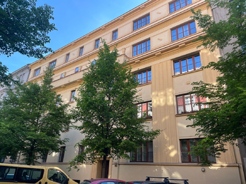 pohled na dům - Pronájem v osobním vlastnictví, Praha 3 - Žižkov