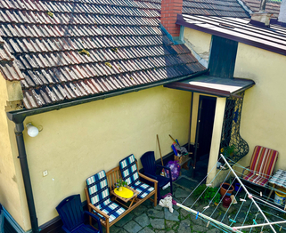 Pohled ze schodů na dvůr - Prodej chaty / chalupy 65 m², Račice-Pístovice