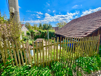 Zahrádka u zemědělské budovy - Prodej chaty / chalupy 65 m², Račice-Pístovice