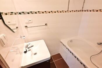 Koupelna 3 - Pronájem bytu 3+1 v družstevním vlastnictví 81 m², Praha 4 - Libuš