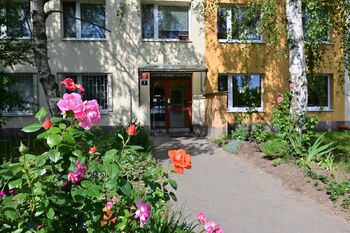 Vstup do domu 1 - Pronájem bytu 3+1 v družstevním vlastnictví 81 m², Praha 4 - Libuš