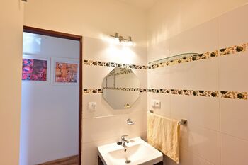 koupelna 1 - Pronájem bytu 3+1 v družstevním vlastnictví 81 m², Praha 4 - Libuš