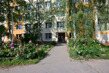 Vstup do domu - Pronájem bytu 3+1 v družstevním vlastnictví 81 m², Praha 4 - Libuš