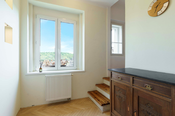 obývací pokoj ke schodům - Prodej bytu 4+kk v osobním vlastnictví 108 m², Praha 5 - Radlice