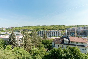 výhled do zeleně - Prodej bytu 4+kk v osobním vlastnictví 108 m², Praha 5 - Radlice