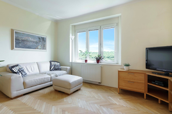 obývací pokoj pohled ven - Prodej bytu 4+kk v osobním vlastnictví 108 m², Praha 5 - Radlice