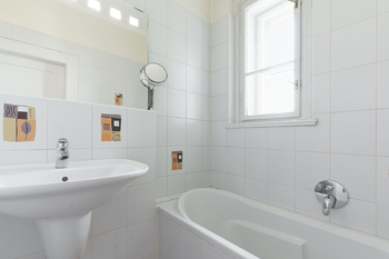 koupelna s vanou - Prodej bytu 4+kk v osobním vlastnictví 108 m², Praha 5 - Radlice