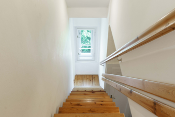 schody dolů - Prodej bytu 4+kk v osobním vlastnictví 108 m², Praha 5 - Radlice