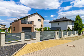 Pronájem domu 200 m², Veleň