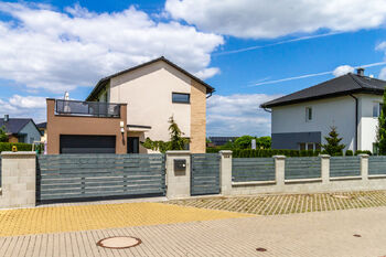 Pronájem domu 200 m², Veleň