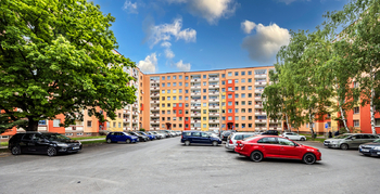 Pohled na dům a parkoviště před ním - Prodej bytu 2+kk v družstevním vlastnictví 49 m², Teplice 
