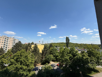 výhled z okna - Pronájem bytu 3+kk v osobním vlastnictví 57 m², Praha 4 - Modřany
