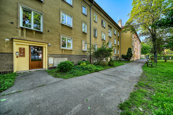pohled na dům - Prodej bytu 2+1 v osobním vlastnictví 60 m², Kolín 