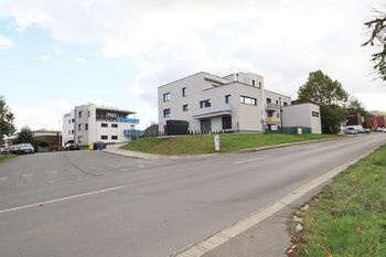 Venkovní pohled na dům - Pronájem bytu 2+kk v osobním vlastnictví 42 m², Praha 8 - Ďáblice