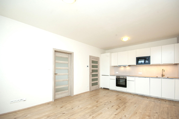 Obývací pokoj - Pronájem bytu 2+kk v osobním vlastnictví 42 m², Praha 8 - Ďáblice 