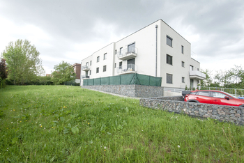 Venkovní pohled na dům - Pronájem bytu 2+kk v osobním vlastnictví 42 m², Praha 8 - Ďáblice