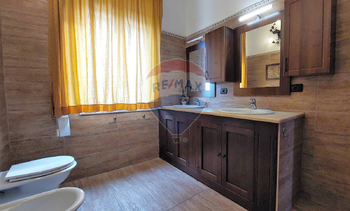 Prodej domu 420 m², Tollo