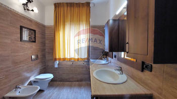 Prodej domu 420 m², Tollo