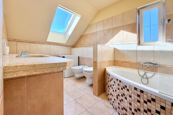 Koupelna v 1. patře - Prodej domu 172 m², Štěchovice