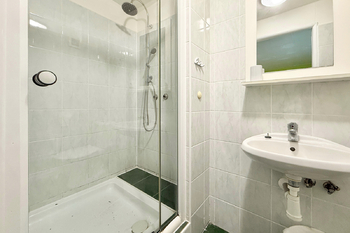 Koupelna apartmánu - Pronájem ubytovacího zařízení 800 m², Chrustenice