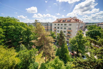 Výhled z pokoje - Prodej bytu 2+1 v osobním vlastnictví 66 m², Praha 10 - Vršovice