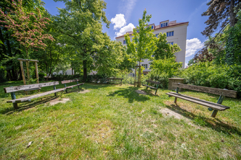 Posezení před domem - Prodej bytu 2+1 v osobním vlastnictví 66 m², Praha 10 - Vršovice
