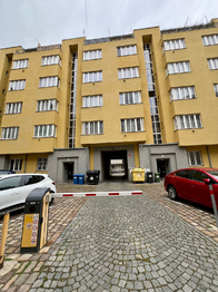 parkování za závorou u domu  - Prodej bytu 1+kk v osobním vlastnictví 23 m², Praha 8 - Karlín