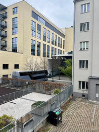 Výhled z okna bytu do dvora - Prodej bytu 1+kk v osobním vlastnictví 23 m², Praha 8 - Karlín