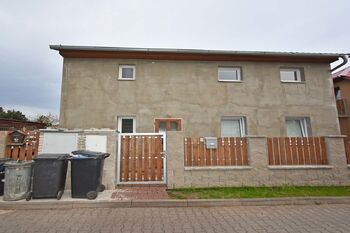 Pohled na dům z ulice. - Pronájem bytu 3+kk v osobním vlastnictví 44 m², Libiš 