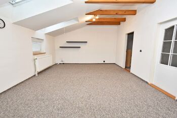 Obývací pokoj s kuchyňským a jídelním koutem. - Pronájem bytu 3+kk v osobním vlastnictví 44 m², Libiš