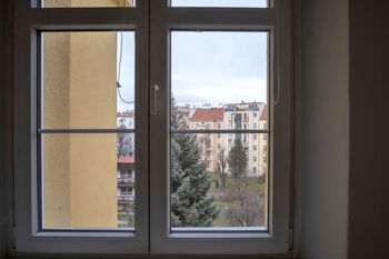 Výhled z obývacího pokoje - Pronájem bytu 2+kk v osobním vlastnictví 50 m², Praha 7 - Holešovice